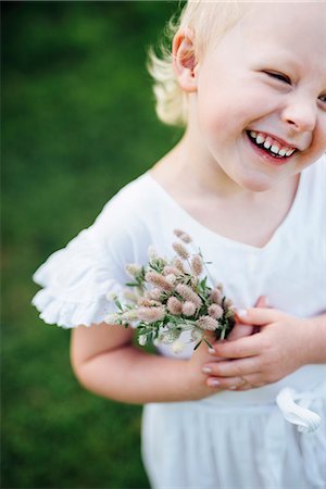 simsearch:6102-08120996,k - Girl holding wildflowers, close-up Photographie de stock - Premium Libres de Droits, Code: 6102-08566628