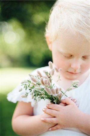 simsearch:6102-08120996,k - Girl holding wildflowers, close-up Photographie de stock - Premium Libres de Droits, Code: 6102-08566629