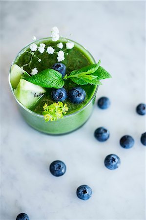 Blueberries and green smoothie Photographie de stock - Premium Libres de Droits, Code: 6102-08566638