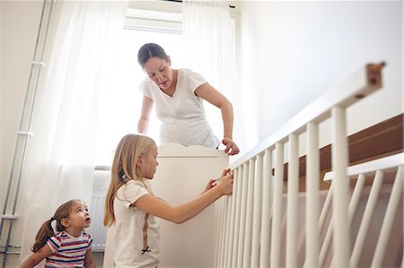 Mother and daughters building cot Foto de stock - Sin royalties Premium, Código: 6102-08566781