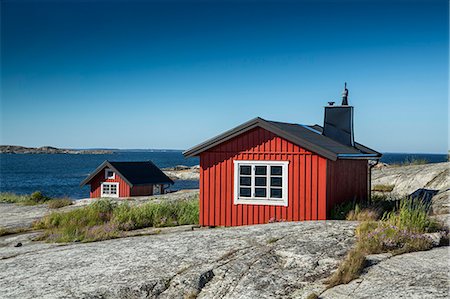 simsearch:6102-07790142,k - Wooden houses on rocky coast Fotografie stock - Premium Royalty-Free, Codice: 6102-08566873