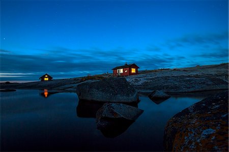 simsearch:6102-08278862,k - Wooden houses on rocky coast Foto de stock - Royalty Free Premium, Número: 6102-08566882