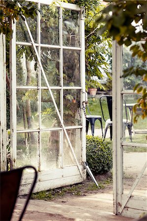 Open door in greenhouse Photographie de stock - Premium Libres de Droits, Code: 6102-08566899