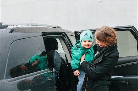 parents with baby boy in pictures - Mother with baby son near car Photographie de stock - Premium Libres de Droits, Code: 6102-08566816