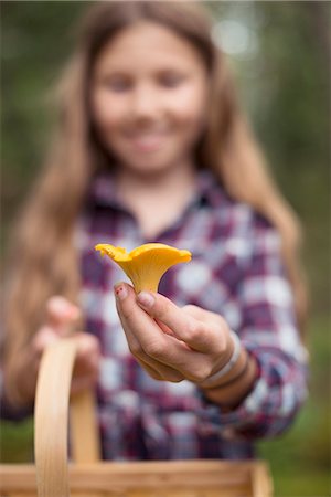 Girl holding mushroom Photographie de stock - Premium Libres de Droits, Code: 6102-08520592