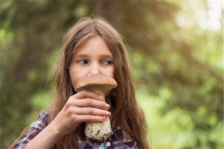Girl smelling mushroom Photographie de stock - Premium Libres de Droits, Code: 6102-08520599