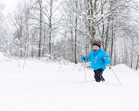 simsearch:6102-08520501,k - Young boy walking on snow Stock Photo - Premium Royalty-Free, Code: 6102-08520500
