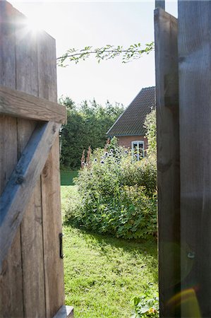 Open door with house in background Foto de stock - Sin royalties Premium, Código: 6102-08520532