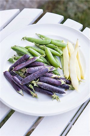 simsearch:6102-08942324,k - Fresh peas on plate Foto de stock - Sin royalties Premium, Código: 6102-08520539