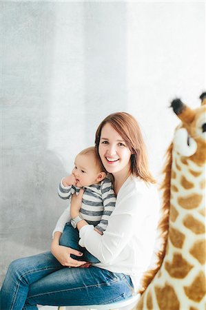 Mother embracing baby boy Photographie de stock - Premium Libres de Droits, Code: 6102-08520655