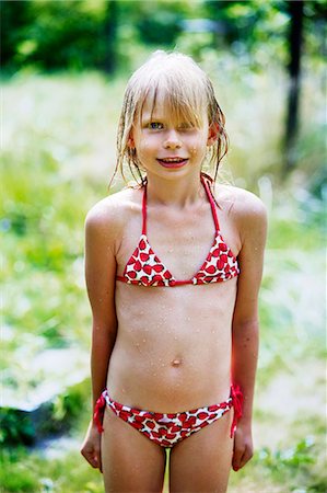 front view girl bathing suit - Portrait of girl in bikini Photographie de stock - Premium Libres de Droits, Code: 6102-08520667