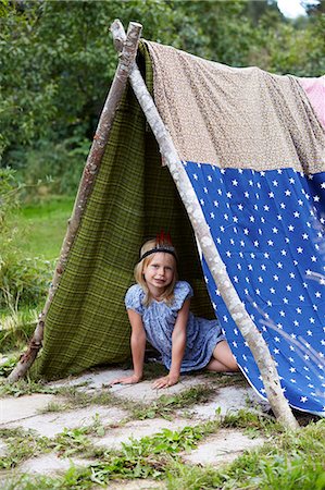 pluma - Portrait of girl in tent Foto de stock - Royalty Free Premium, Número: 6102-08520674