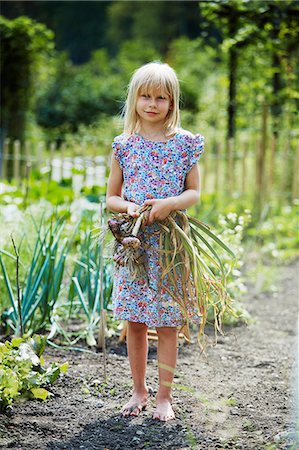simsearch:6102-08271426,k - Portrait of girl with onions Stockbilder - Premium RF Lizenzfrei, Bildnummer: 6102-08520686