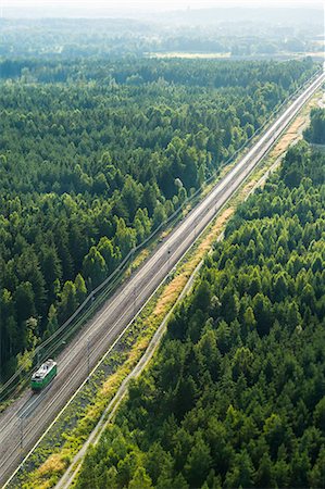 simsearch:6102-04929376,k - Aerial view of locomotive in forest Foto de stock - Sin royalties Premium, Código: 6102-08520627