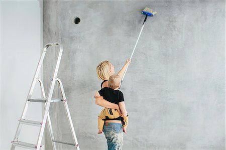 streichen (malern) - Young woman with son painting wall Photographie de stock - Premium Libres de Droits, Code: 6102-08520776