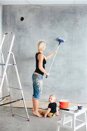 Young woman painting wall with son Foto de stock - Sin royalties Premium, Código: 6102-08520779