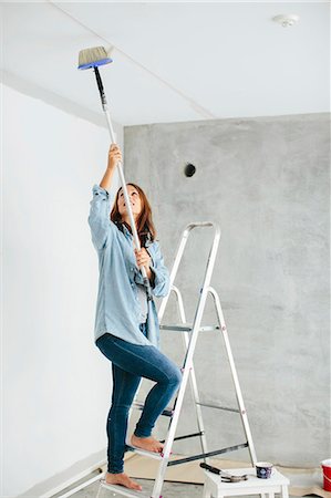 diy tools - Young woman painting ceiling Photographie de stock - Premium Libres de Droits, Code: 6102-08520786