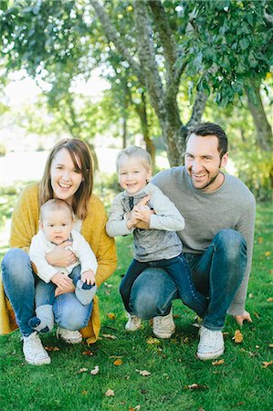 Family with two children in park Stockbilder - Premium RF Lizenzfrei, Bildnummer: 6102-08520738