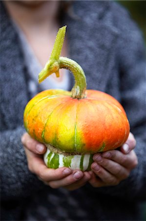 simsearch:6102-08942324,k - Girl holding pumpkin Foto de stock - Sin royalties Premium, Código: 6102-08520968