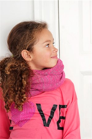 simsearch:6102-08521062,k - Smiling girl with pink scarf Photographie de stock - Premium Libres de Droits, Code: 6102-08521040