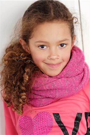 simsearch:6102-08521062,k - Portrait of smiling girl with pink scarf Photographie de stock - Premium Libres de Droits, Code: 6102-08521041