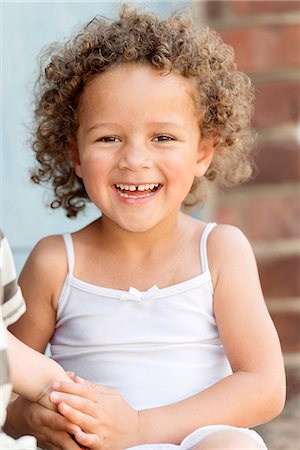 simsearch:6102-08521062,k - Portrait of smiling girl Photographie de stock - Premium Libres de Droits, Code: 6102-08521055