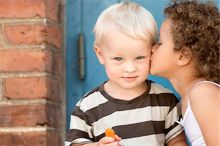 simsearch:6102-08521062,k - Small girl kissing boy in cheek Photographie de stock - Premium Libres de Droits, Code: 6102-08521063