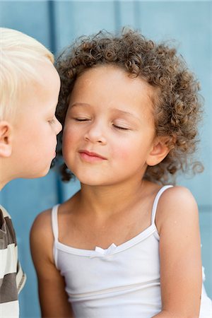 simsearch:6102-08521062,k - Small boy kissing girl Photographie de stock - Premium Libres de Droits, Code: 6102-08521062