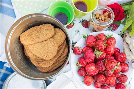 simsearch:6102-07842873,k - Strawberries and cookies Stock Photo - Premium Royalty-Free, Code: 6102-08521069