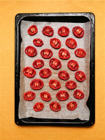 simsearch:6102-08521102,k - Baked tomatoes on baking tray Foto de stock - Sin royalties Premium, Código: 6102-08521080