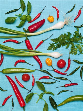 simsearch:6102-08521080,k - Vegetables on blue background Photographie de stock - Premium Libres de Droits, Code: 6102-08521081