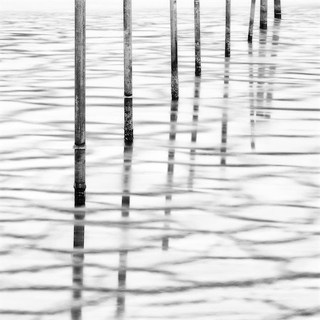 Poles in wet sand Foto de stock - Sin royalties Premium, Código: 6102-08521019