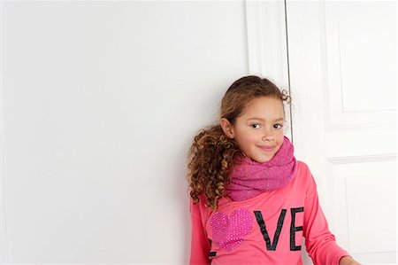 simsearch:6102-08521062,k - Portrait of smiling girl with pink scarf Photographie de stock - Premium Libres de Droits, Code: 6102-08521032