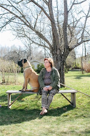 simsearch:6102-03905680,k - Mature woman and dog sitting on bench Foto de stock - Royalty Free Premium, Número: 6102-08521202