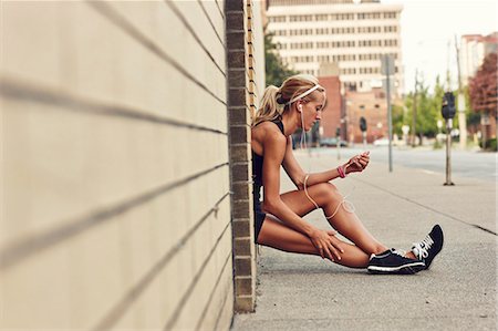 running blonde woman - Young woman using mp3 player Foto de stock - Sin royalties Premium, Código: 6102-08521237