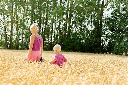 family pictures grain field - Mother with son walking through field Stock Photo - Premium Royalty-Free, Code: 6102-08642081