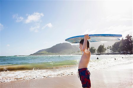 Boy with board on beach Foto de stock - Sin royalties Premium, Código: 6102-08642146