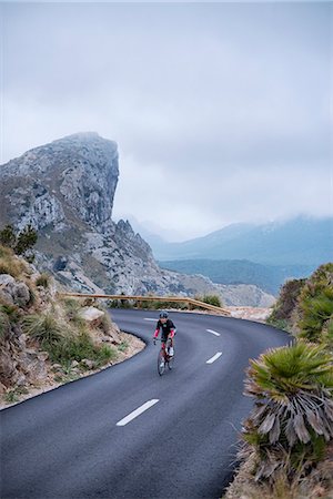 Cyclist on country road Photographie de stock - Premium Libres de Droits, Code: 6102-08642109