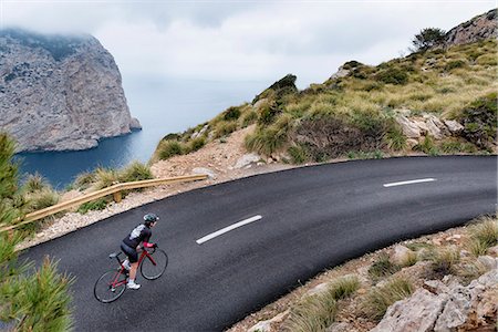 simsearch:6102-08642114,k - Cyclist on country road Photographie de stock - Premium Libres de Droits, Code: 6102-08642111