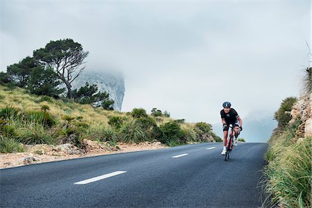 Cyclist on country road Photographie de stock - Premium Libres de Droits, Code: 6102-08642116