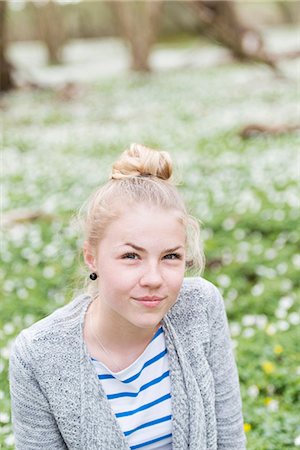 simsearch:6102-08683171,k - Portrait of young woman smiling Photographie de stock - Premium Libres de Droits, Code: 6102-08683173