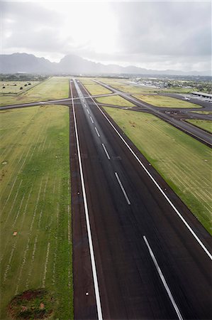 pista de rodadura - Runway Foto de stock - Sin royalties Premium, Código: 6102-08683260