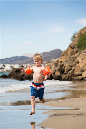 Boy running on beach Photographie de stock - Premium Libres de Droits, Code: 6102-08683345