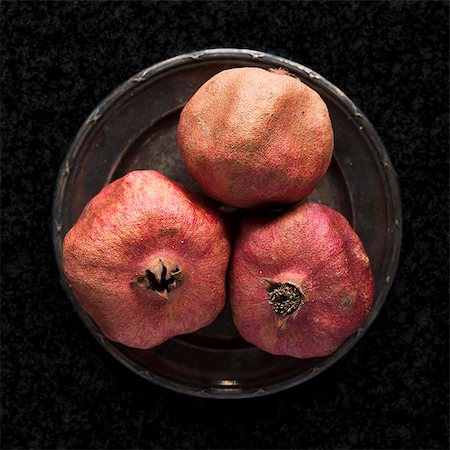 simsearch:6102-08388207,k - Pomegranates on plate Foto de stock - Sin royalties Premium, Código: 6102-08683351