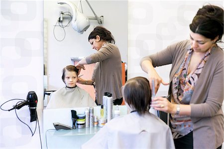 Boy at hairdresser Foto de stock - Sin royalties Premium, Código: 6102-08683368