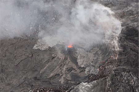 Aerial view of flowing lava Photographie de stock - Premium Libres de Droits, Code: 6102-08683317