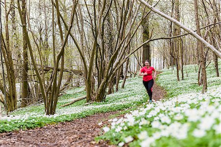 Woman running in spring forest Foto de stock - Sin royalties Premium, Código: 6102-08683495