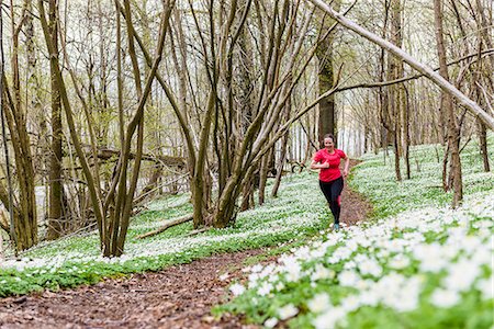 simsearch:6102-08994936,k - Woman running in spring forest Photographie de stock - Premium Libres de Droits, Code: 6102-08683495