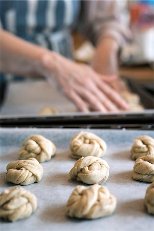 Baking buns Stockbilder - Premium RF Lizenzfrei, Bildnummer: 6102-08683428