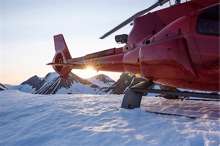 Helicopter on snowy peak Foto de stock - Royalty Free Premium, Número: 6102-08683437